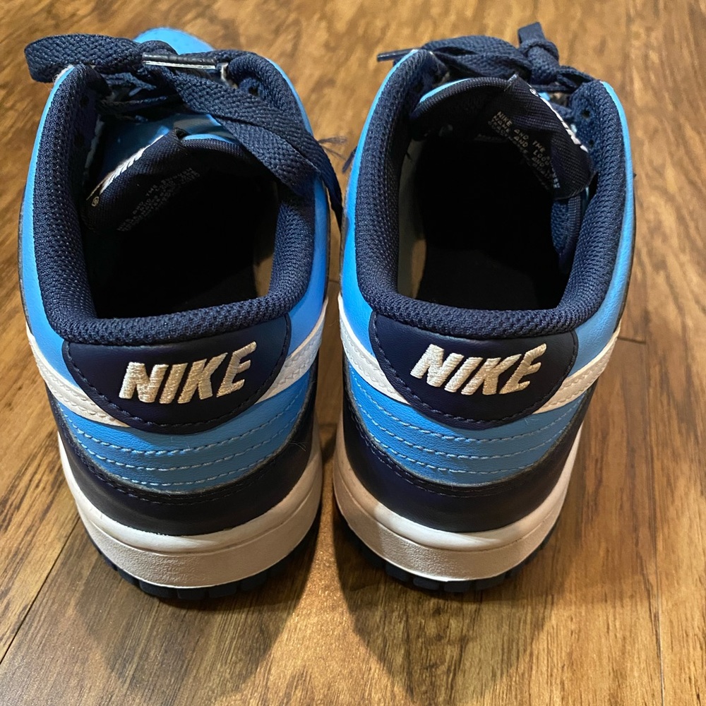 Like new sz. 6Y, Nike, Dunk low University, navy blue & white sneakers.
